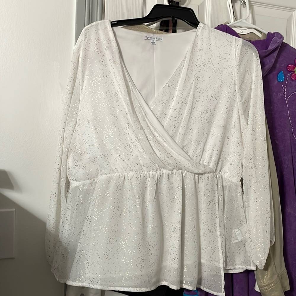 Super cute shirt. Never worn